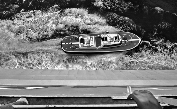 Pilot boat leaving the ferryboat