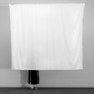 Behind de curtain