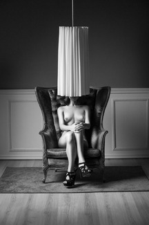 rostro velado sentada rostro velado sentada