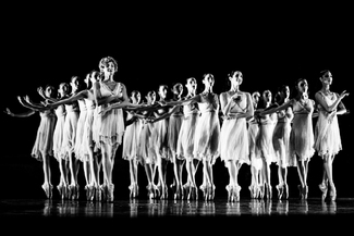 36 feet pointing by Ballet Nice Mediterranee of France 36 feet pointing by Ballet Nice Mediterranee of France
